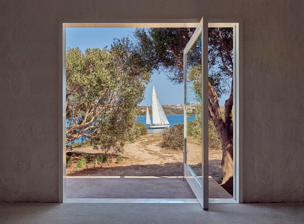 Viaje al Arte en Menorca y el compromiso con la comunidad. Lugares de ensueño invitan a perderse en la fantasía.