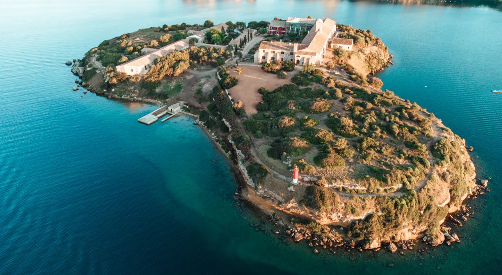 Viaje al Arte en Menorca y el compromiso con la comunidad. Lugares de ensueño invitan a perderse en la fantasía.