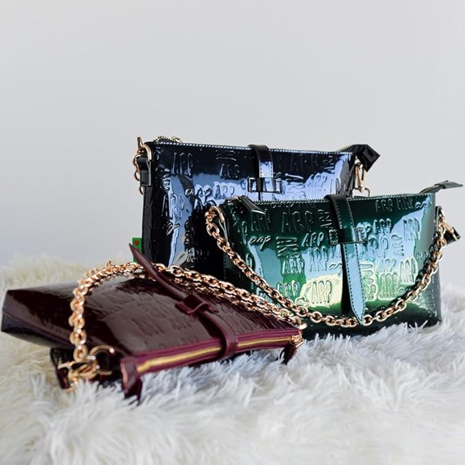 Agatha Ruiz de la Prada Bolso de Mano Cartera plana color granate de charol con ARP grabado con cadena.Precio 74,51€