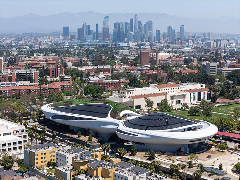 La revolución arquitectónica de museos futuristas 2026: La guía Johnny Zuri. 2 https://redlomas.com/wp-content/uploads/mad-lucas-museum-narrrative-art-los-angeles-completion-2026-debut-designboom-08.jpg